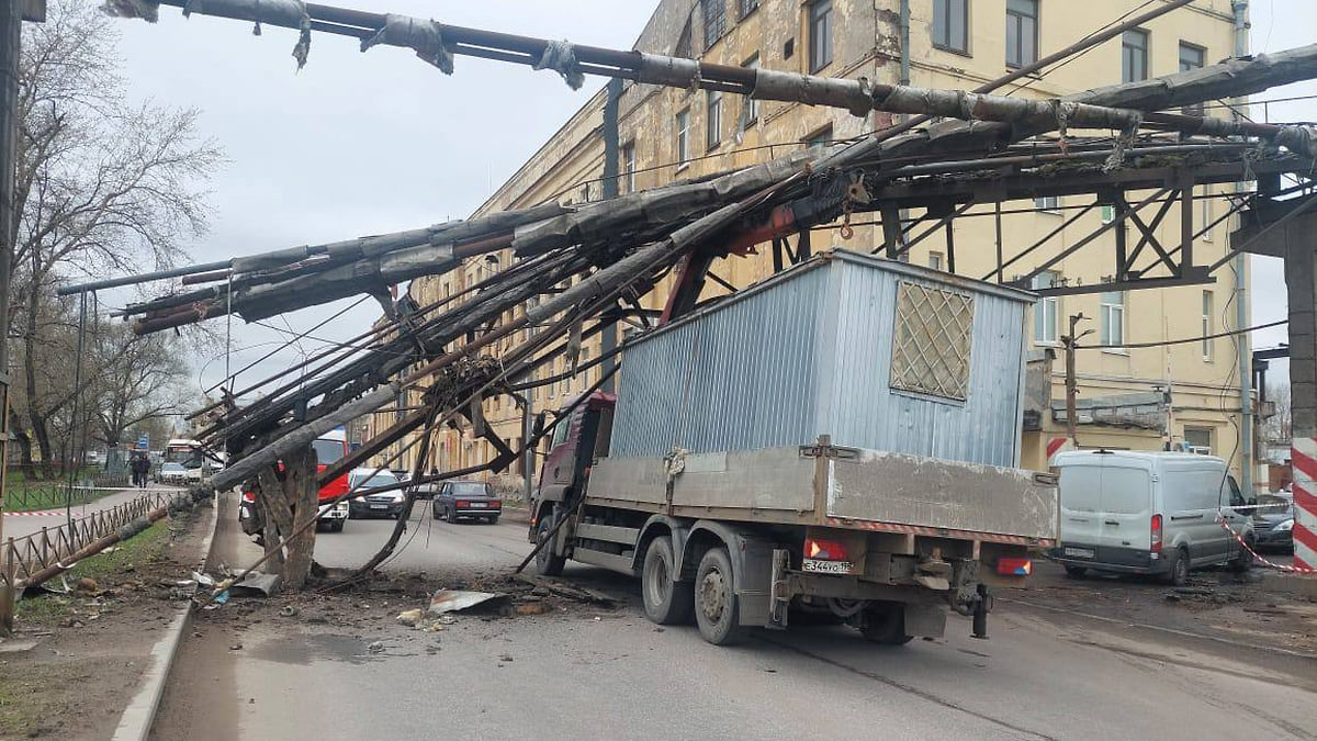 Автокран снес эстакаду с трубопроводом на улице Салова в Петербурге –  Коммерсантъ Санкт-Петербург