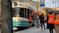 «Умный» трамвай «Довлатов» сломался около метро «Горьковская» в Петербурге