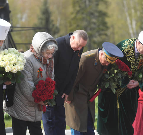 На Пискаревском кладбище возложили цветы и венки к монументу «Мать-Родина»