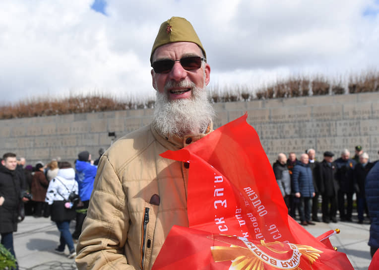  Гражданин Германии по имени Манфред, специально приехавший в Петербург на празднование Дня Победы, во время церемонии