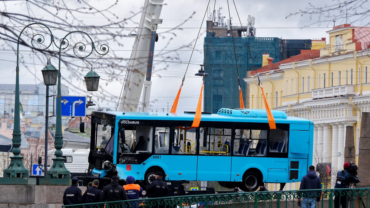 Похороны пассажиров упавшего в Мойку автобуса организует перевозчик –  Коммерсантъ Санкт-Петербург