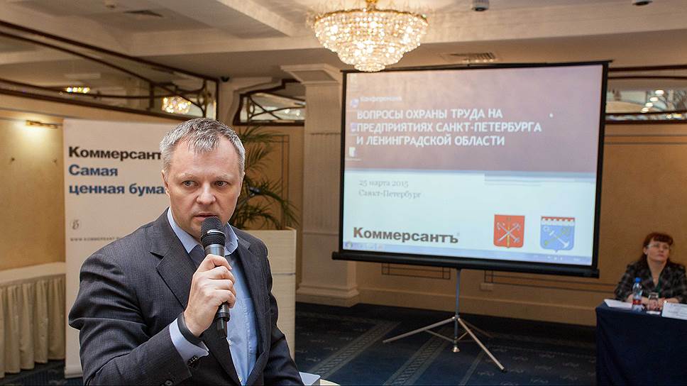Генеральный директор ИД «Коммерсантъ» в Санкт-Петербурге Максим Ефимов приветствует участников конференции
