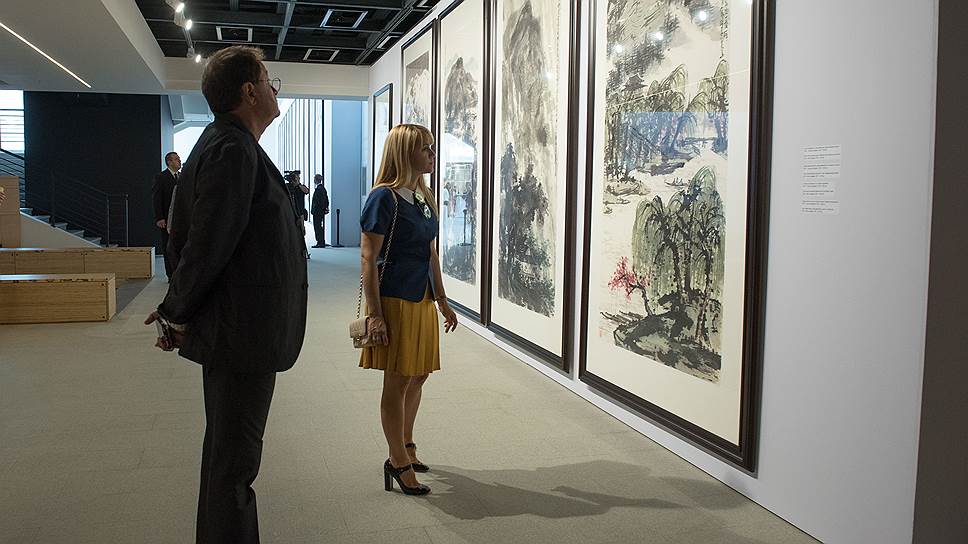 Участники предпоказа выставки рисунков художника Цуй Жучжо в Центральном выставочном зале «Манеж»
