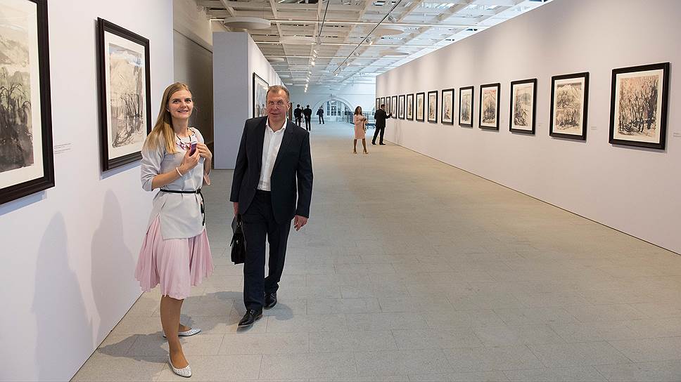 Участники предпоказа выставки рисунков художника Цуй Жучжо в Центральном выставочном зале «Манеж»