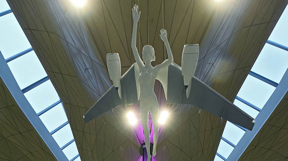 скульптура ангела с крыльями самолета в новом терминале аэропорта Пулково
