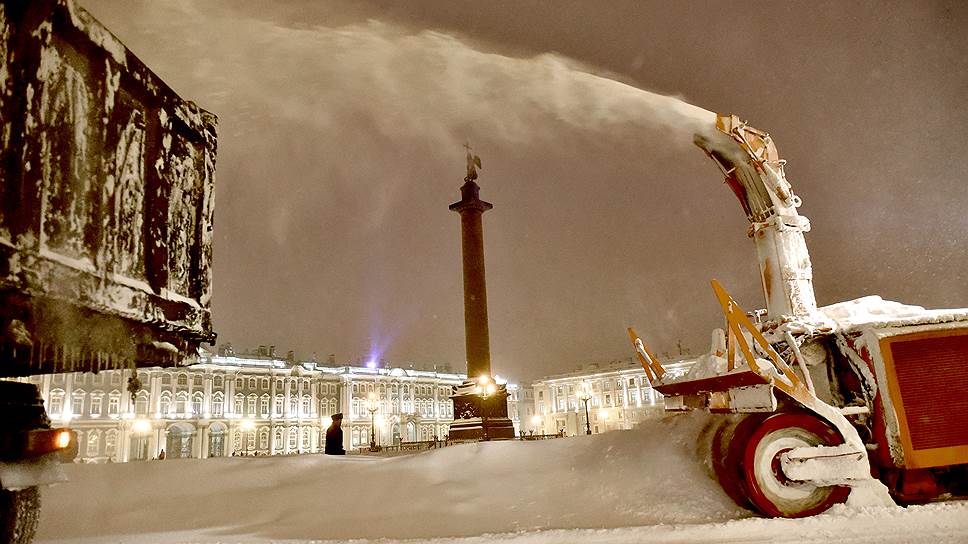 10 ноября. На дворцовой площади снег убирали с помощью механизации