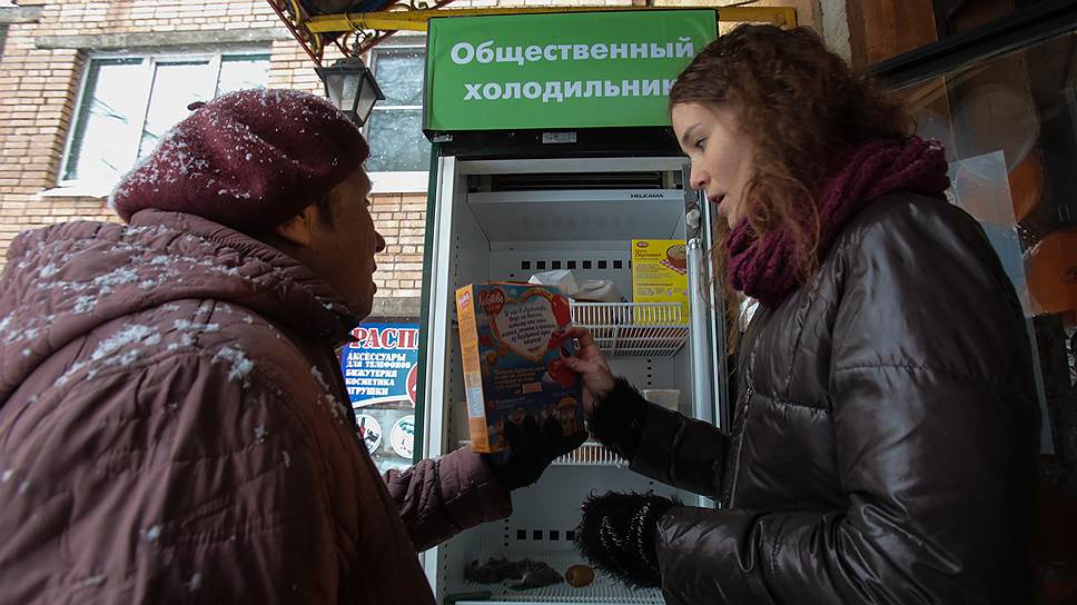 13 ноября. На Васильевском острове появился первый общественный холодильник, куда можно принести оставшуюся у вас еду для тех у кого с едой случились проблемы
