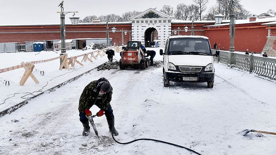 13 ноября. Под снегом продолжается ремонт Иоанновского моста через Кронверкский пролив стоимостью 81 млн. рублей