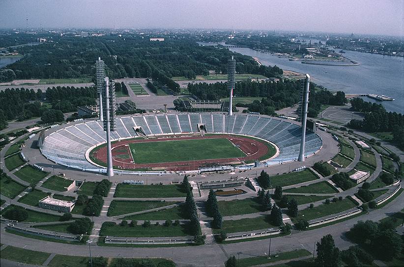 Было решено снести стадион имени С.М. Кирова на 100 000 человек и построить новый вместимостью 60 000