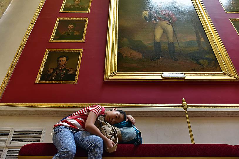 Китайская туристка спит в галерее героев 1812 года Государственного Эрмитажа