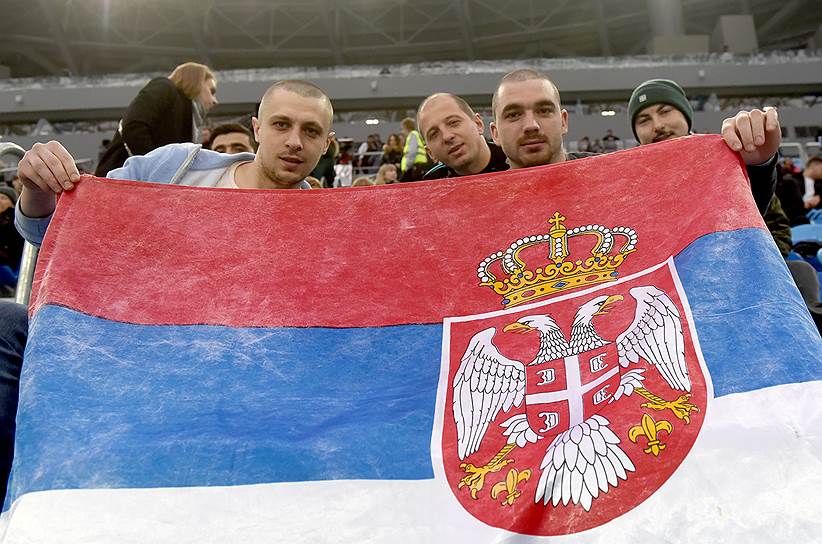 Сербы-болельщики сербской футбольной команды &quot;Црвена Звезда&quot; с государственным флагом Сербии
