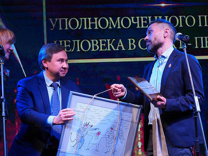 Специальный приз от аппарата уполномоченного по правам человека в Санкт-Петербурге. Ведущий программы «Проект 2015» на канале «Санкт-Петербург» Михаил Титов (справа)