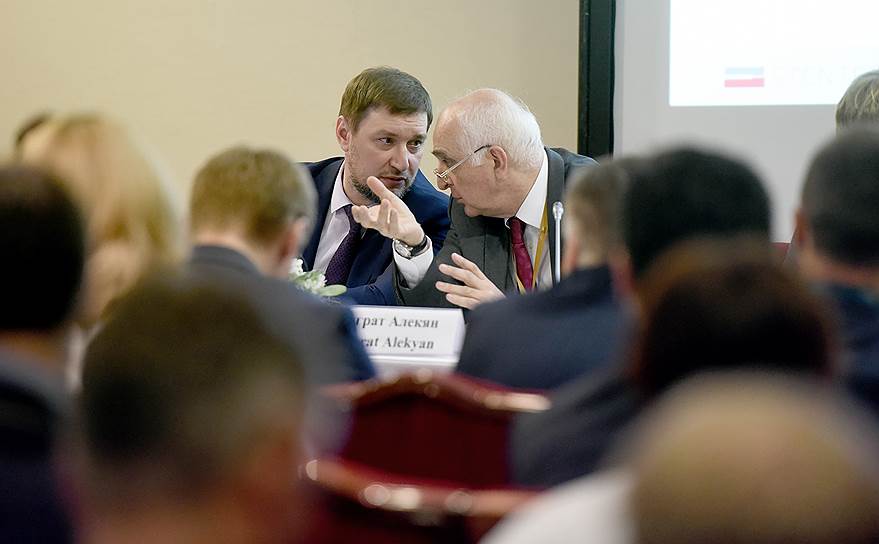 (Слева направо) Егор Лукьянов, генеральный директор «Стентекс», Баграт Алекян, академик РАН