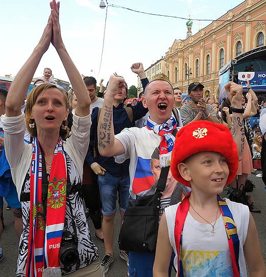 Болельщики сборной России во время телевизионной трансляции матча на Конюшенной площади