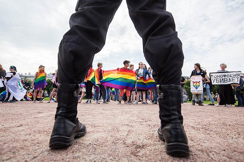 Участники ЛГБТ-движения во время акции на Марсовом поле