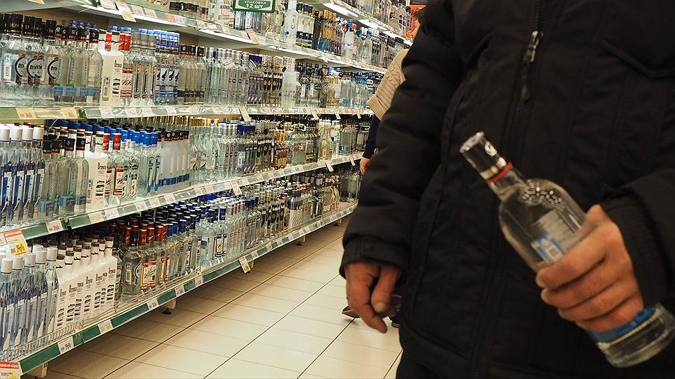 В Санкт-Петербурге хотят запретить продажу крепкого алкоголя во время футбольных матчей и школьных праздников
