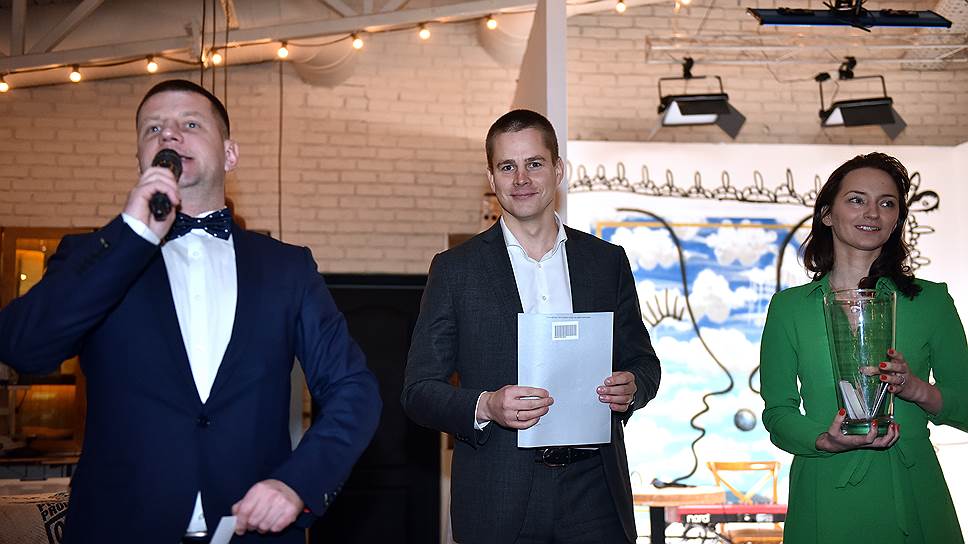 Дмитрий Борисов, коммерческий директор компании «Полисан», и победитель розыгрыша призов от партнера вечера — сети магазинов «Дипломат»