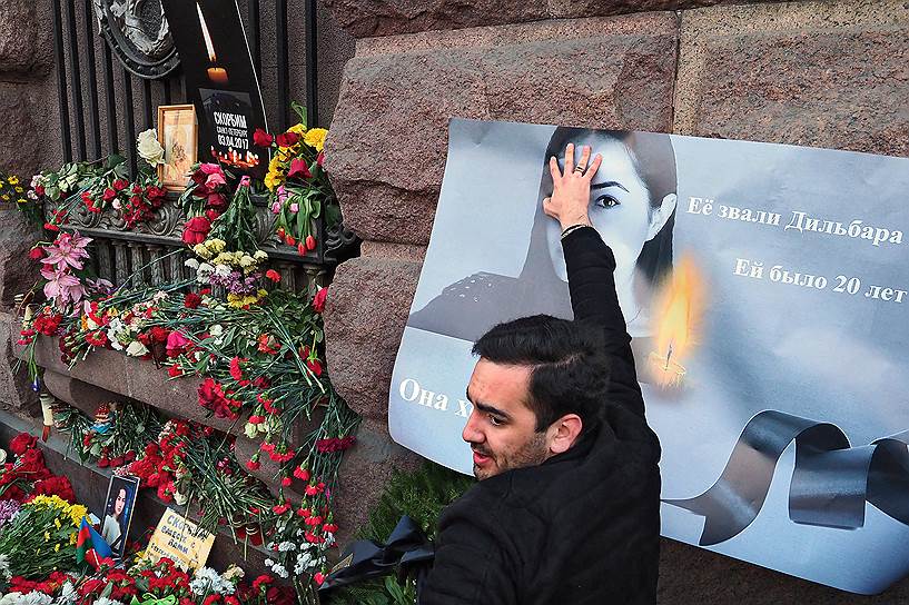Акция в память о жертвах теракта в метро Санкт-Петербурга 