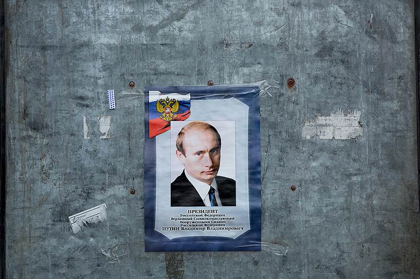 Портрет Владимира Путина, приклееный на дверь грузового автомобиля