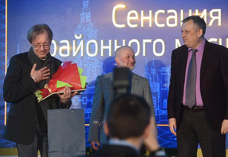 Победитель в номинации &quot;Сенсация районного масштаба&quot; журналист Андрей Коломойский (слева)