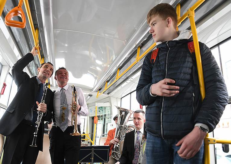 Музыканты джаз-бэнда Фёдора Кувайцева во время концерта в «Джазовом трамвае» следовавшим по маршруту № 6