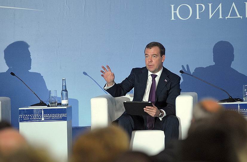 2012 год. Председатель правительства России Дмитрий Медведев на пленарном заседании на тему: &quot;Правовая политика в 21 веке: новые вызовы права в глобальном мире&quot;