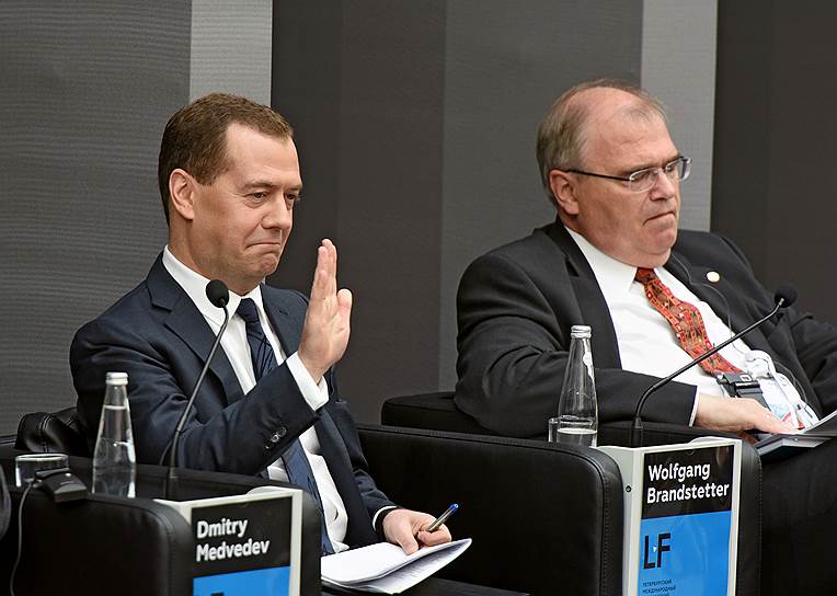 2015 год. Председатель правительства России Дмитрий Медведев (слева) во время пленарного заседания