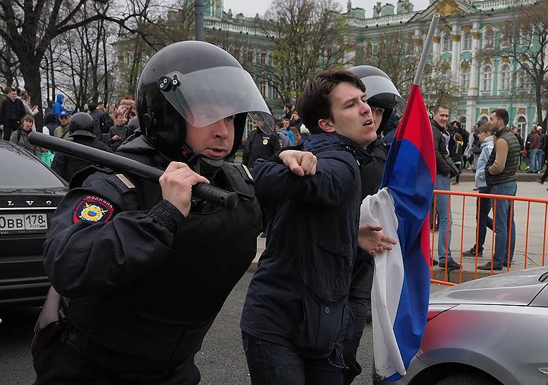 5 мая. Задержание сторонника оппозиционера Алексея Навального на несогласованной акции &quot;Он нам не царь&quot;  возле Зимнего дворца