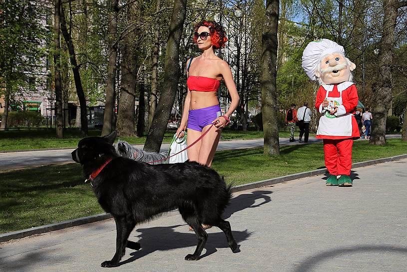 Девушка с собакой гуляет в Александровском парке