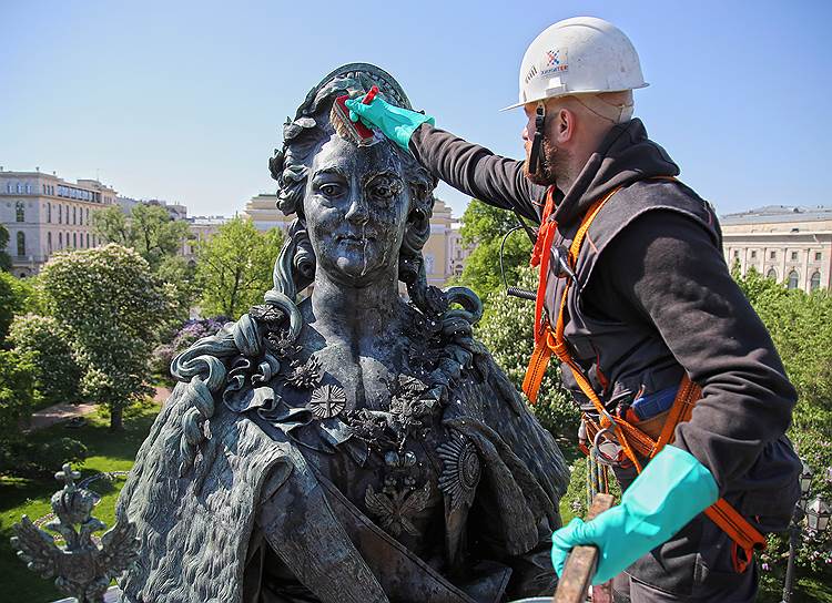 Плановые работы по очистке памятника Екатерине Второй в Екатерининском сквере