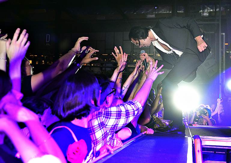 Певец и рок-музыкант Ник Кейв (Nick Cave) во время концерта в клубе А2