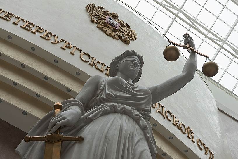 Статуя богини правосудия - Фемиды в здании Санкт-Петербургского городского суда