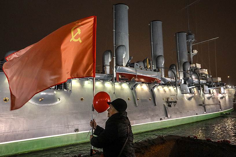 Несогласованная акция сторонников КПРФ в честь 101 годовщины Октябрьской революции возле крейсера Аврора