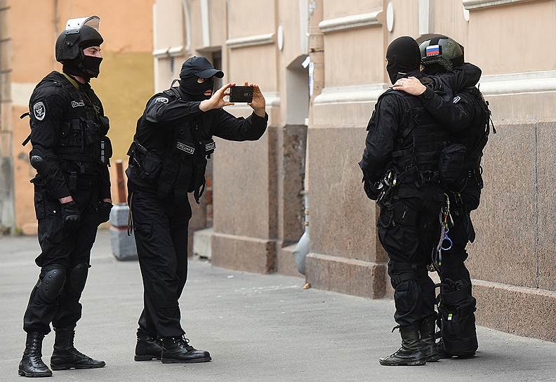 Сотрудники спецназа МВД фотографируются после учений на Харьковской улице