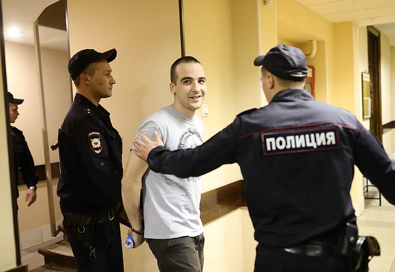 Обвиняемый по делу организации &quot;Сеть&quot; Юлий Бояршинов перед заседанием Дзержинского районного суда по продлению меры пресечения
