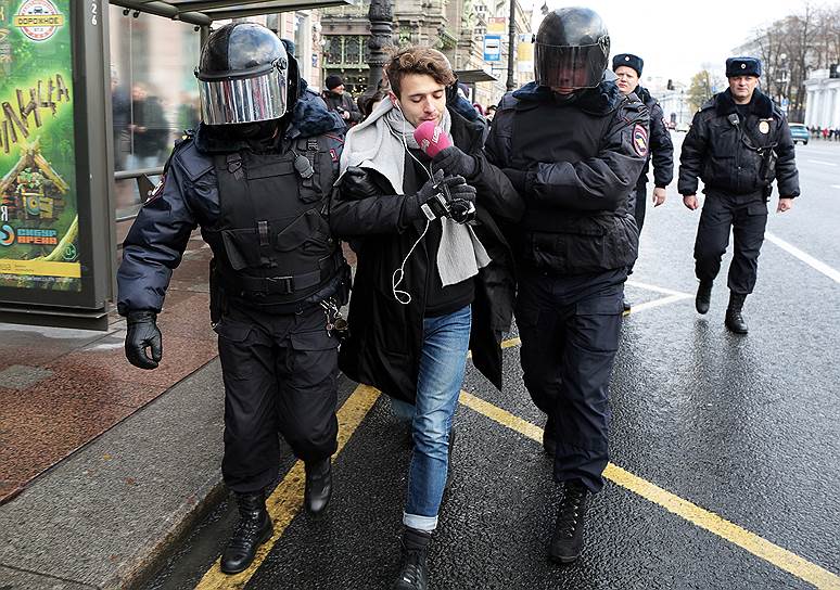 Задержание журналиста на несогласованной акции в поддержку фигурантов дел «Сеть» и «Новое величие» на Невском проспекте