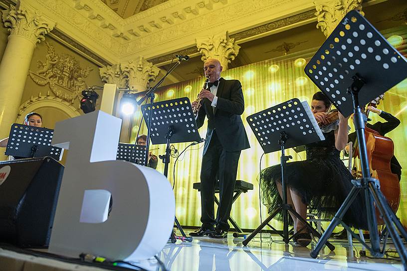 Queentet Сергея Мазаева, лидера группы «Моральный кодекс» на торжественном приеме «25 лет с ИД «Коммерсантъ» в Санкт-Петербурге»