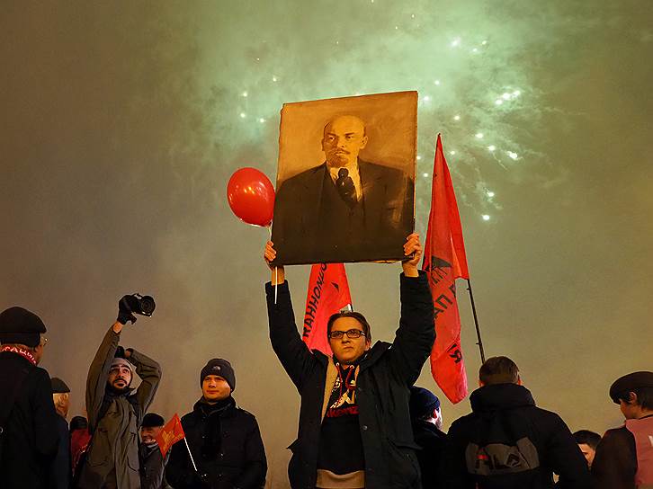 Участники несогласованной акции сторонников КПРФ на площади Ленина посвященной 101 годовщине Октябрьской революции