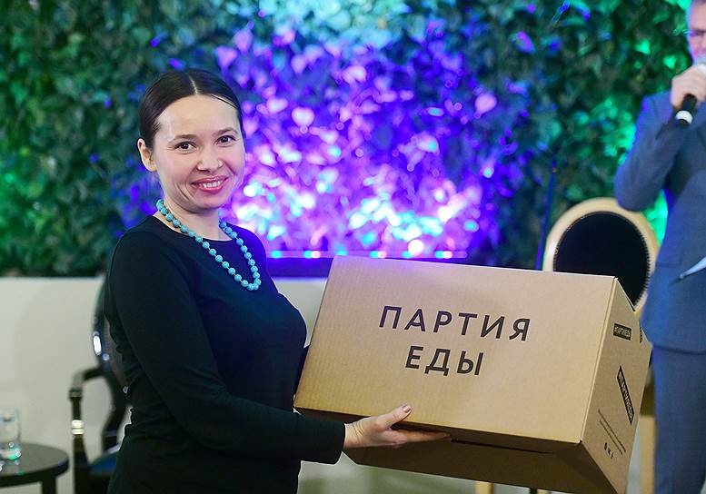 Начальник юридического отдела «Азбуки вкуса» Альмира Хамаева с подарком от сервиса по доставке продуктов с рецептами «Партия еды»