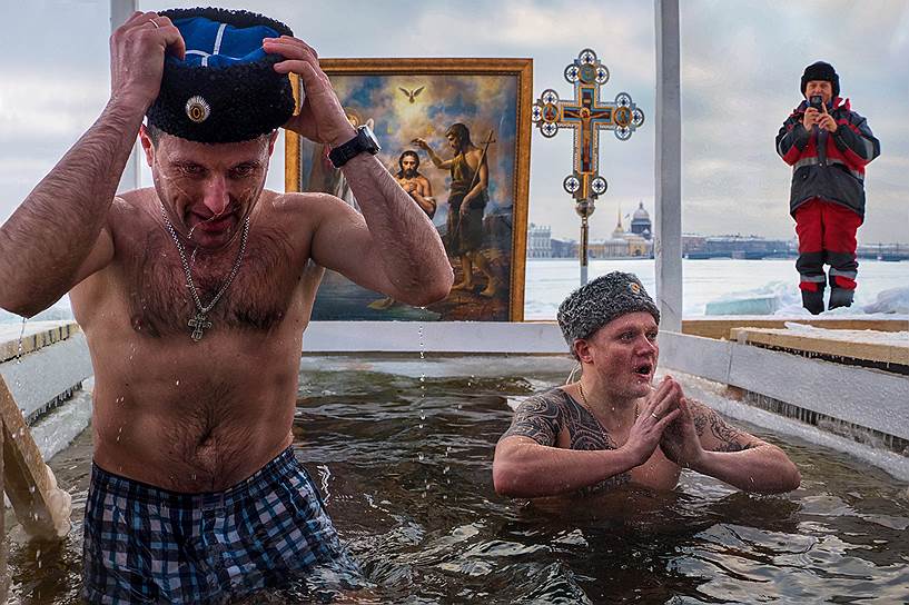Крещенские купания в акватории Невы у Петропавловской крепости