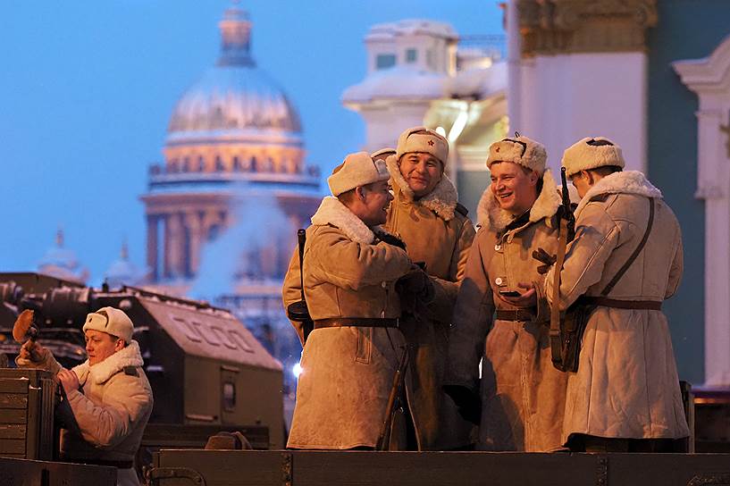 Военнослужащие перед началом военного парада на Дворцовой площади