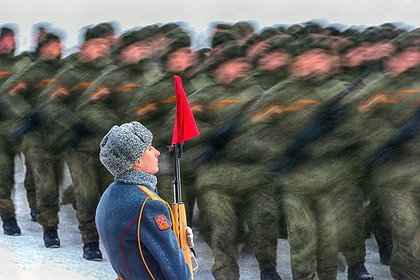 75-я годовщина полного освобождения Ленинграда от блокады. Военнослужащие во время военного парада на Дворцовой площади