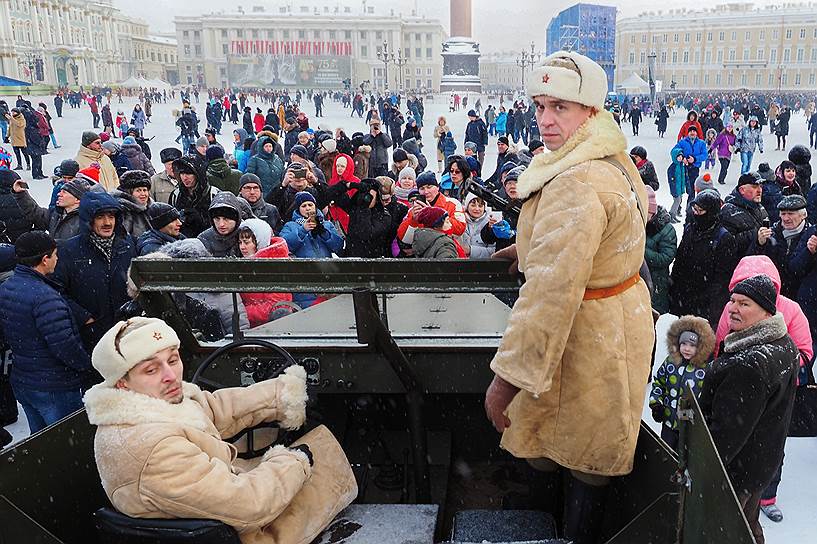 Военнослужащие и участники мемориальных мероприятий перед началом военного парада на Дворцовой площади