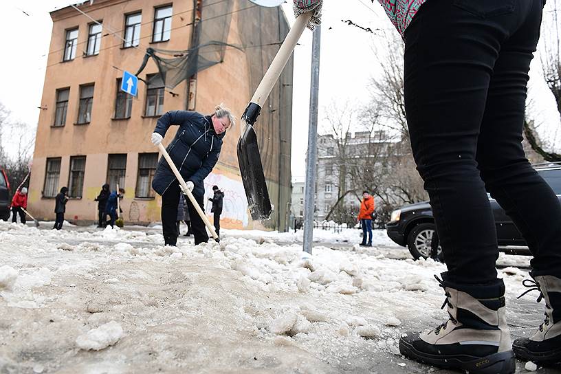 Субботник служащих бюджетных и муниципальных организаций Петроградской стороны по уборке города от снежных и ледяных завалов 