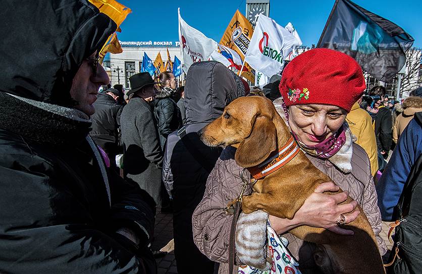 Участники митинга &quot;Петербургу - свободные выборы&quot; на площади Ленина у Финляндского вокзала