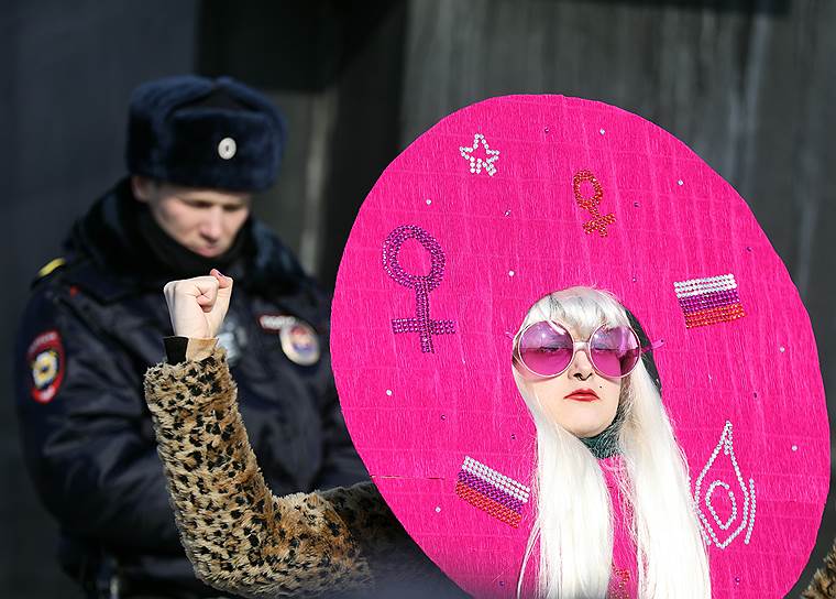 Участница митинга «Феминизм для каждой» на площади Ленина у Финляндского вокзала