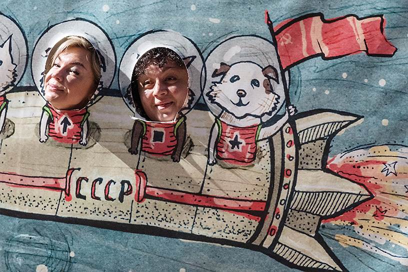 Прохожие фотографируются в плакате с надписью &quot;12 - апреля день космонавтики&quot; на Малой Садовой улице