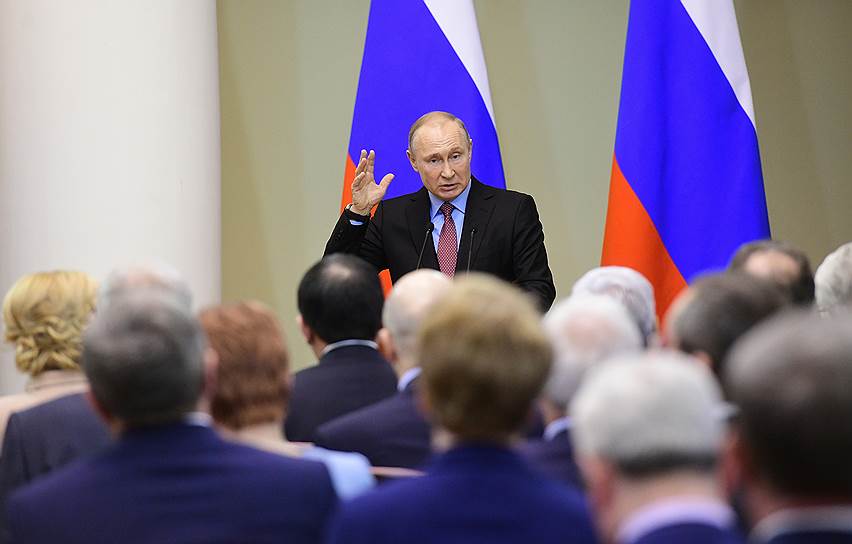 Президент России Владимир Путин во время встречи с членами Совета законодателей при Федеральном Собрании России в Таврическом дворце