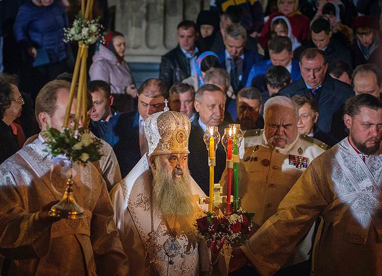 Крестный ход во время праздничного пасхальное богослужение в Казанском соборе