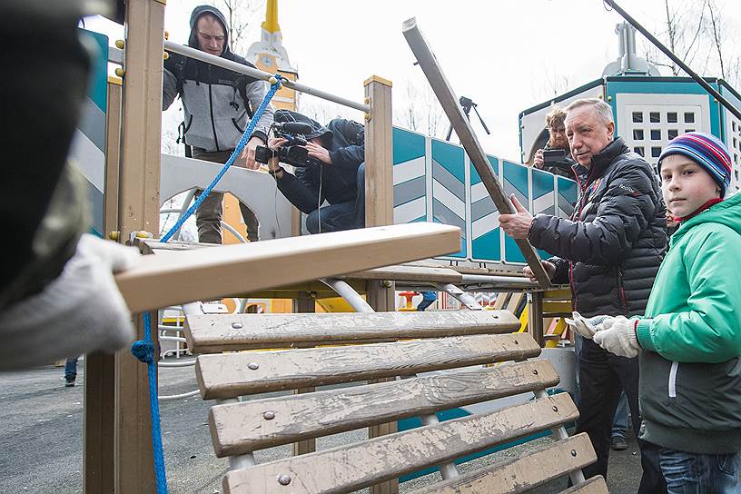 Временно исполняющий обязанности губернатора Санкт-Петербурга Александр Беглов ремонтирует скамейку во время субботника